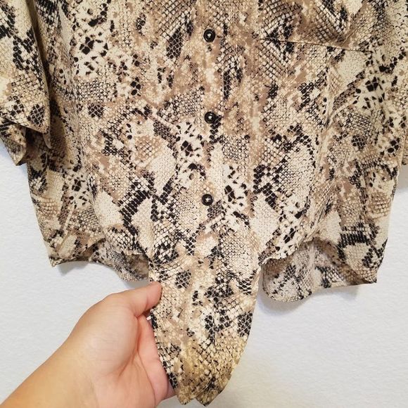 Sanctuary Women's Snakeskin Short Sleeve Blouse size Medium - Picture 5 of 7